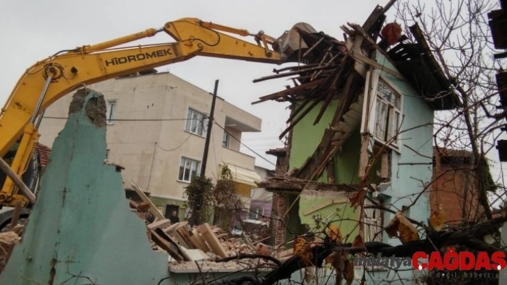 Erenler'de metruk binaların yıkımı sürüyor