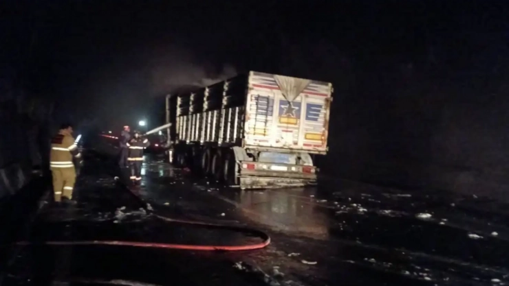 Erkenek Tüneli'nde kömür yüklü tır'da yangın