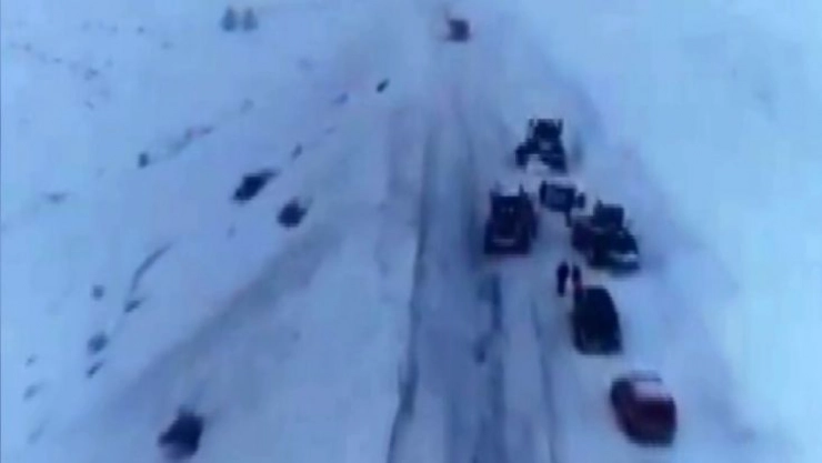 Erzurum'da kar yağışı sonrası düşen çığ karayolunu kapattı, ekipler seferber oldu