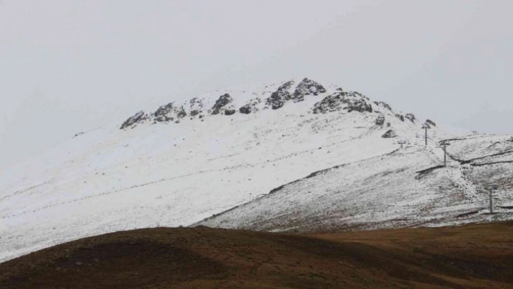 Erzurum'da yollar buz pistine döndü, onlarca tır mahsur kaldı