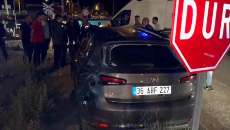 Erzurum'da yük treni otomobile çarptı