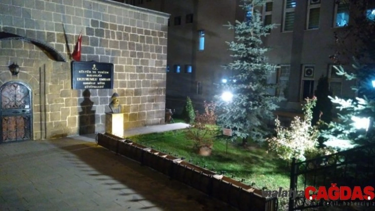 Erzurum'lu Emrah Edebiyat Müze Kütüphanesi ışıklandırıldı