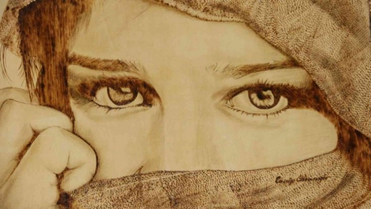 Erzurum'un tek ahşap yakma ve naht sanatı ustası birbirinden güzel eserler ortaya çıkartıyor