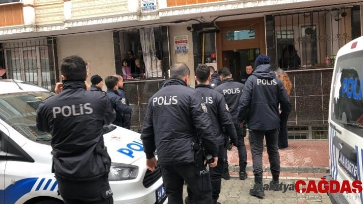 Esenyurt'ta evine haciz gelen adam ortalığı birbirine kattı