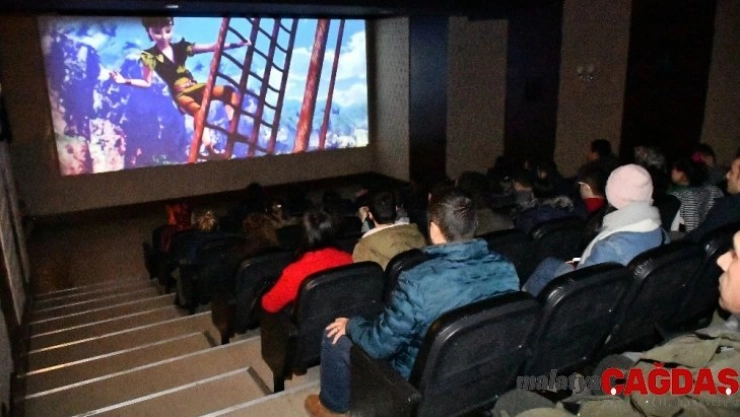 Esenyurt'ta sinemanın kapıları engelli öğrenciler için aralandı