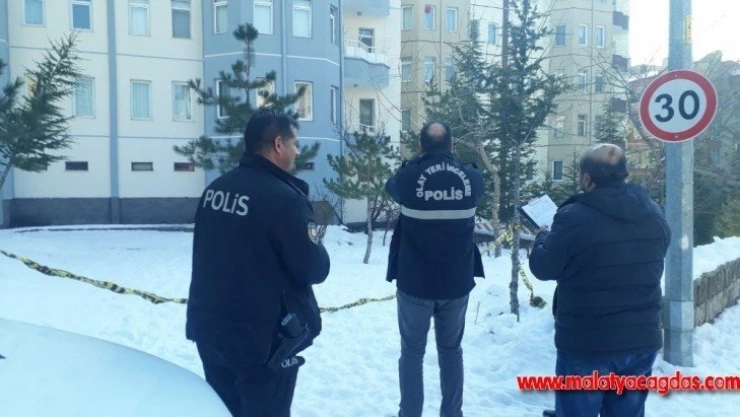 Eşi son anda yakaladı, dayanamayarak 5. kattan aşağı düştü