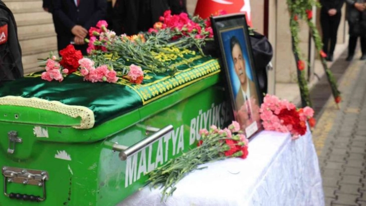 Eski Baro Başkanı Gökçe adliye önünde tören ile son yolculuğuna uğurlandı.