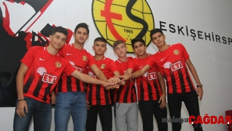 Eskişehirspor'da altyapıdan 6 oyuncu profesyonel oldu