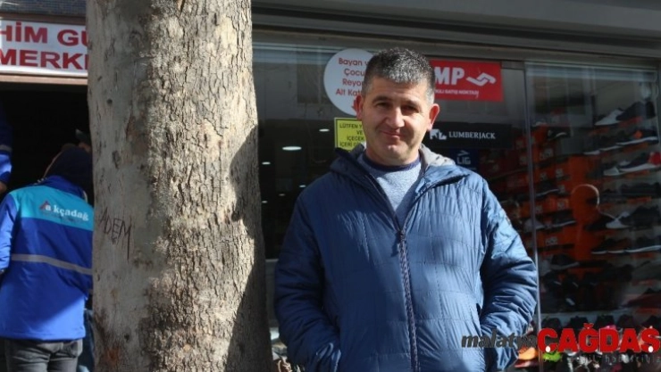 Esnafın inadı 30 yıllık ağacı sökülmekten kurtardı