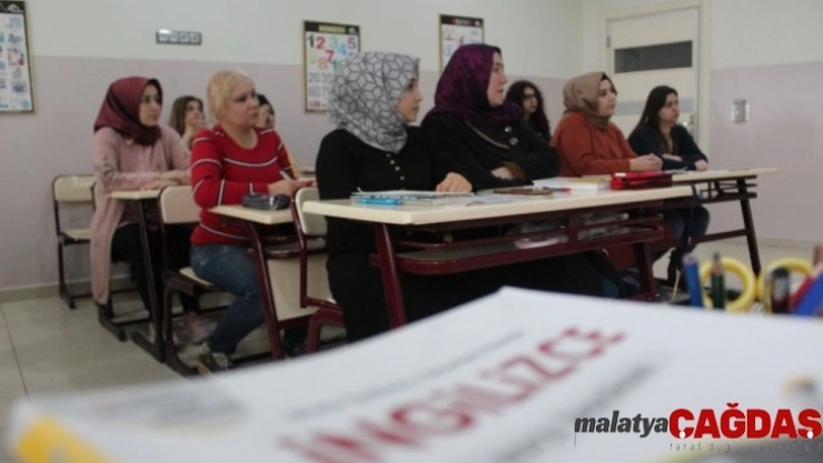 Ev hanımları İngilizce öğreniyor