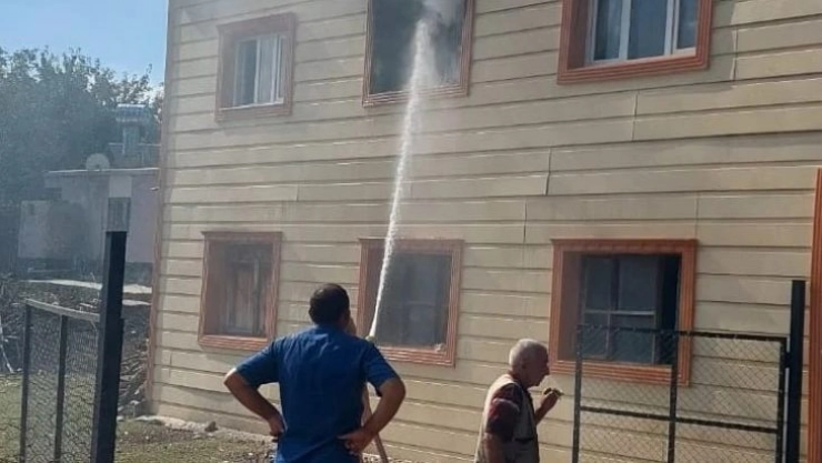 Ev yangını büyümeden söndürüldü