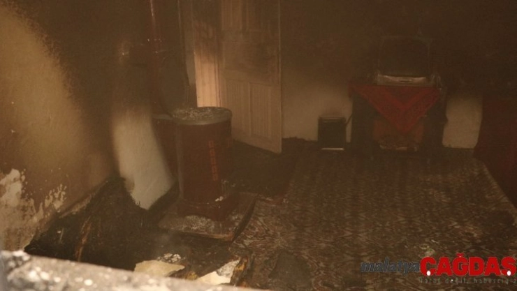 Ev yangınında engelli genç son anda kurtarıldı