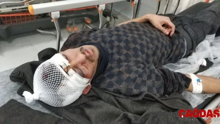 Evin kapısını kırıp sopayla 2 kişiyi hastanelik ettiler