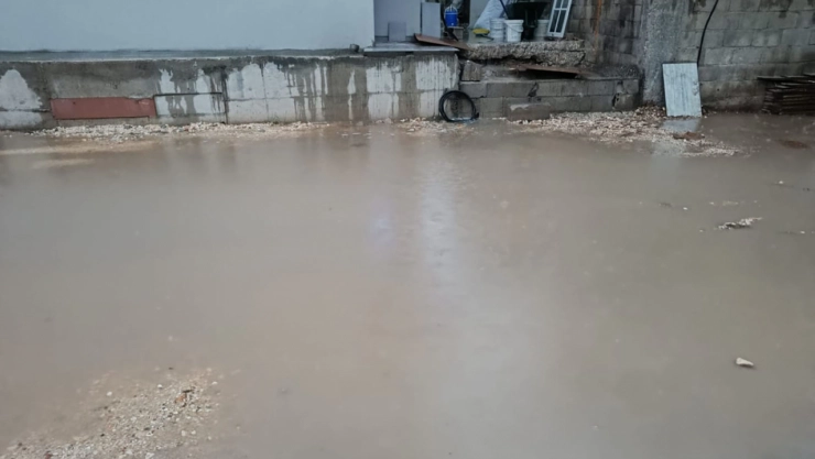 Evinin önünde yağmur suyu biriken vatandaştan belediyeye tepki