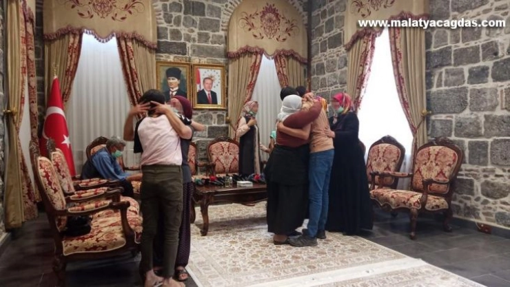 Evlat nöbetindeki 3 aile daha evladına kavuştu