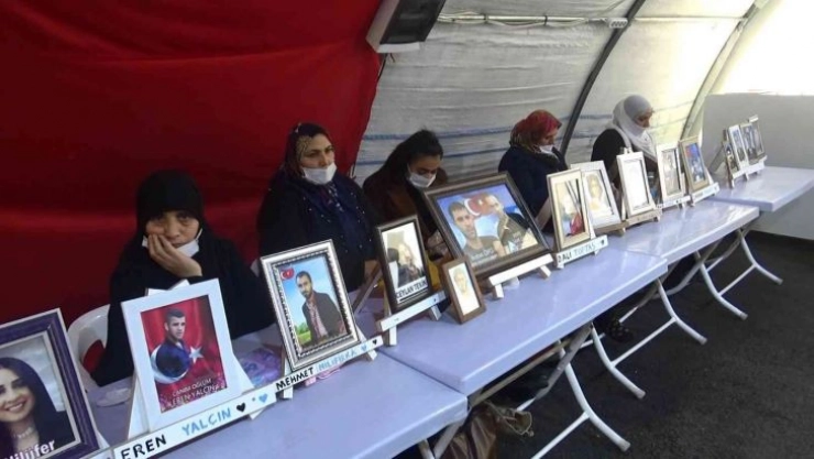 Evlat nöbetindeki gözü yaşlı anneden oğluna çağrı: 'Ne olursun dön gel'