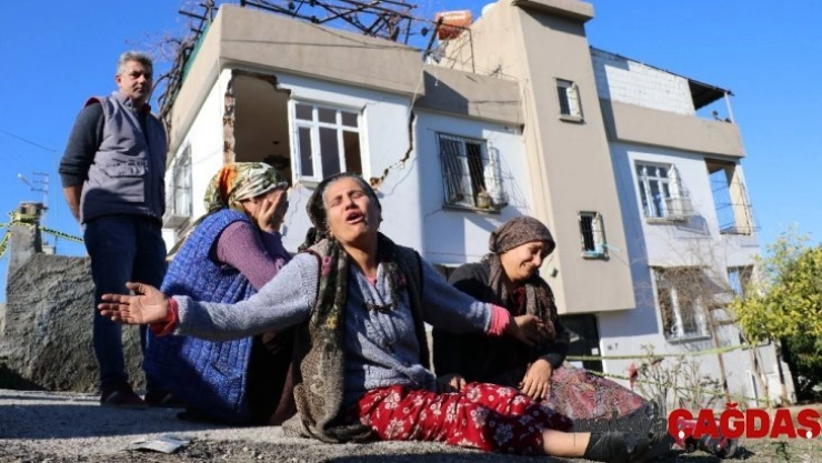 Evlerinin çöküşünü oturup izlediler