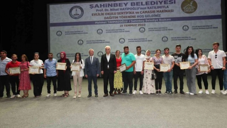 Evlilik okulunda Nihat Hatipoğlu çiftlere evliliğin önemi ile ilgili bilgiler verdi