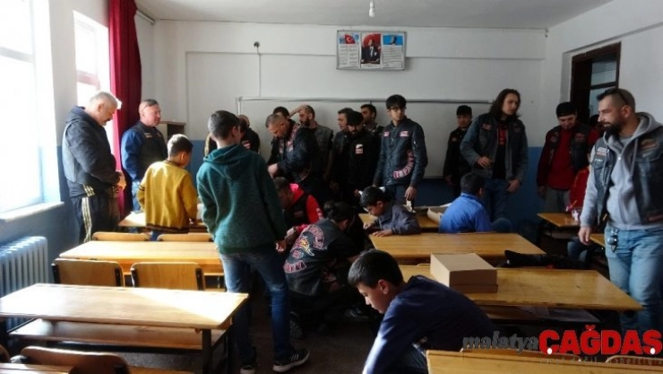 Farklı illerden Isparta'ya gelen motosikletçilerden öğrencilere 'ısıtan' destek