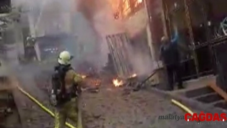 Fatih'te alev alev yanan ahşap bina çöktü