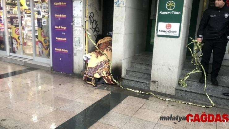 Fatih'te bir kişi kaldırımda donarak öldü