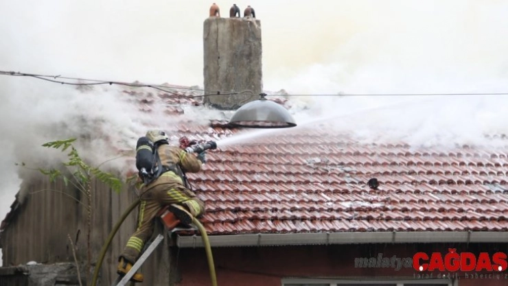 Fatih'te gecekondu alev alev yandı: İtfaiye eri çatıdan düştü