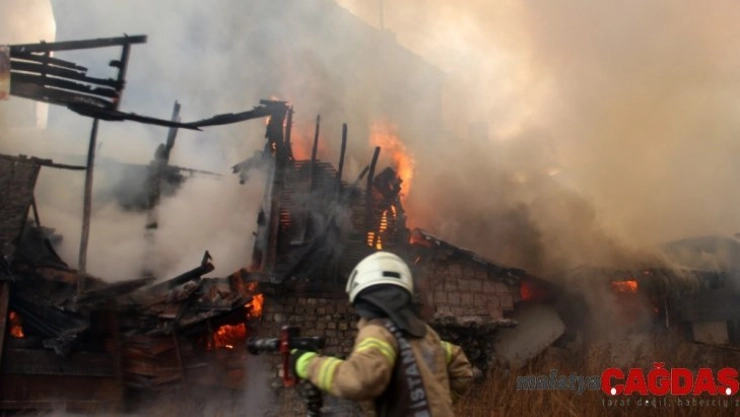 Fatih'te metruk bina alev alev yandı