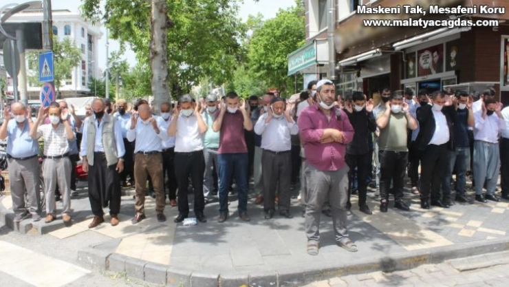 Filistin'de ölenler için gıyabi cenaze namazı kılındı