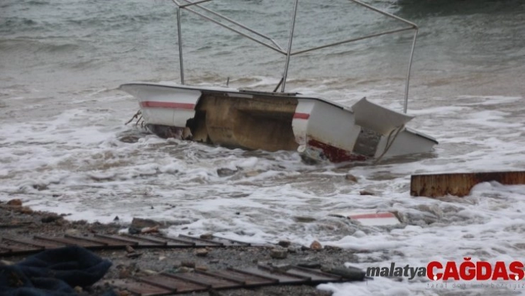 Fırtına Bodrum'u yıktı geçti
