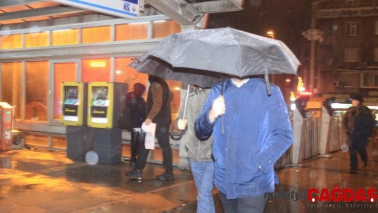 Fırtına işe giden vatandaşlara ve sürücülere zor anlar yaşatıyor