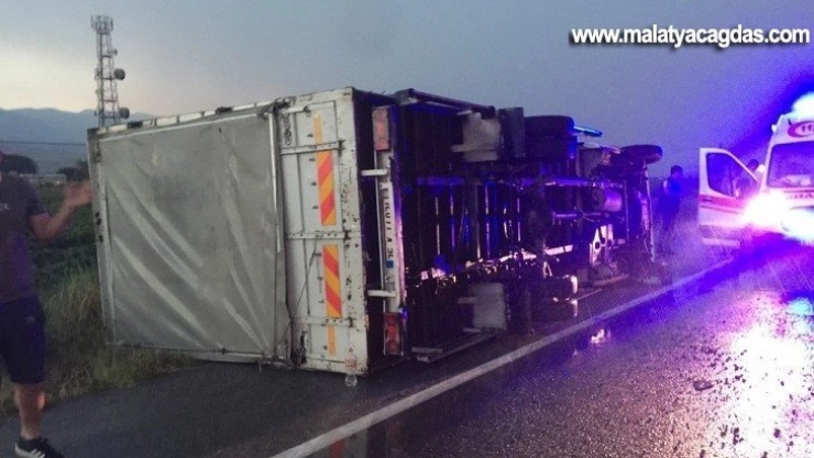 Fırtına kamyon devirdi: 3 yaralı