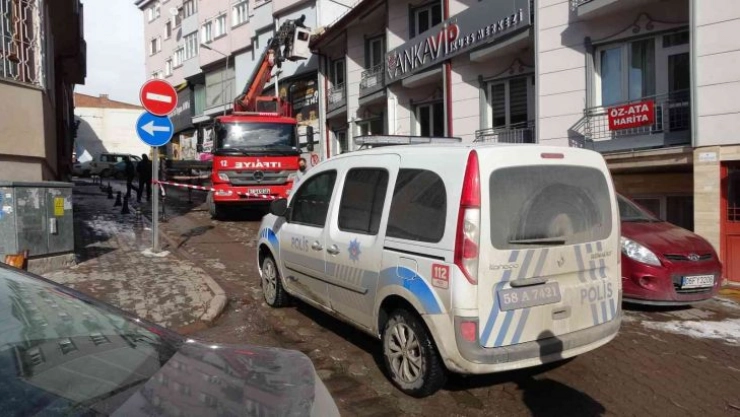 Fırtınaca uçan baca park halindeki aracın üzerine düştü