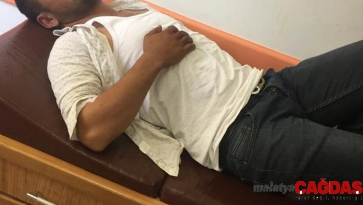 Freni boşalan kamyonet kaza yaptı: 2 Yaralı