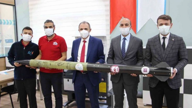 Teknofest'ten başarılarla dönen Roket takımı ile bir araya geldi