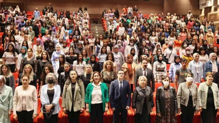 GAÜN'de 'Dünya Ebeler Günü' sempozyumu düzenlendi