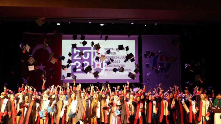 GAÜN Sosyal Bilimler MYO'da mezuniyet sevinci