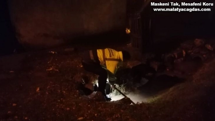 Gece boyunca tıkanan mazgalları temizlediler