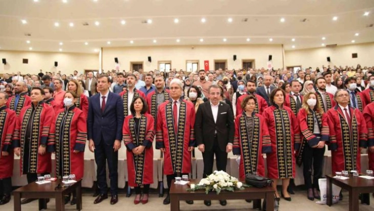 Gecikmeli olsa da beyaz önlüklerini giydiler