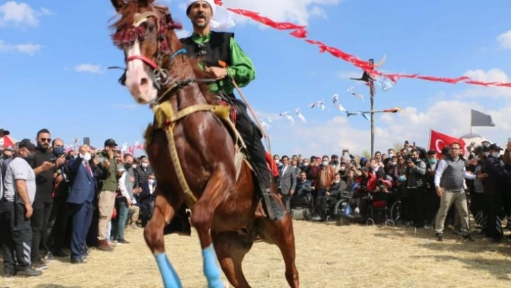 Geleneksel Türk Oyunları Renkli Görüntülere Sahne Oldu