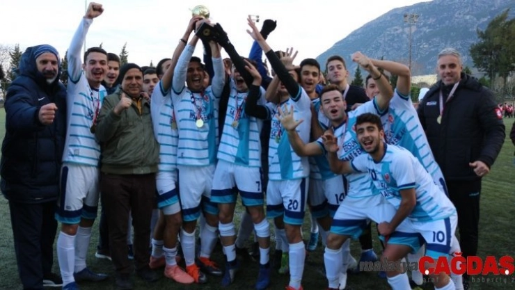 Genç erkekler futbolda Spor Lisesi şampiyon