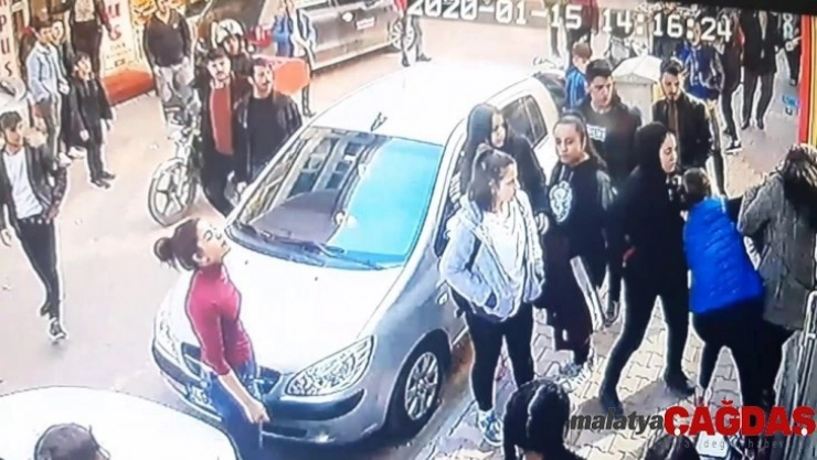 Genç kızı sokak ortasında öldüresiye dövdüler