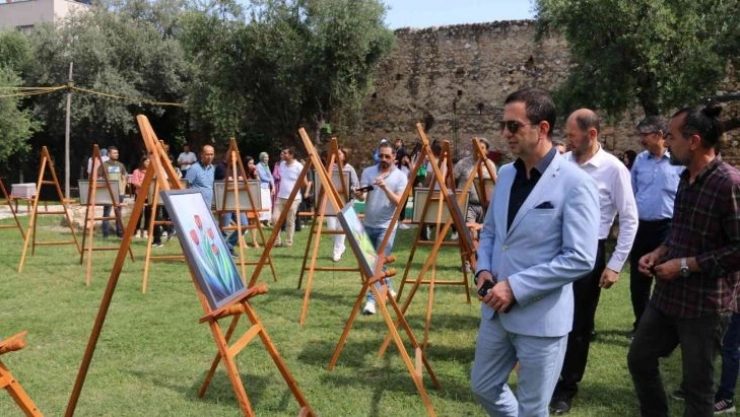 Genç ressamlar, ilk sergilerini tarihi konakta açtı