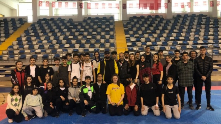 Genç Tekvandocular 7 Altın Madalya Kazandı