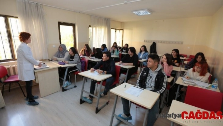 Gençler belediye imkanlarıyla üniversiteye hazırlanıyor