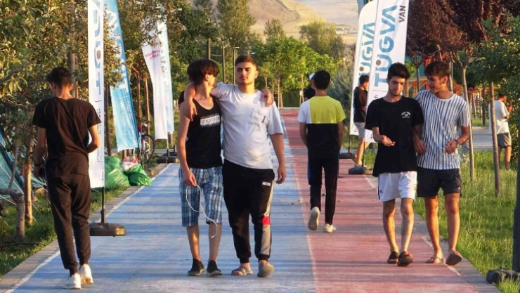 Gençler TÜGVA Doğa Kampı ile tatilin keyfini çıkarıyor