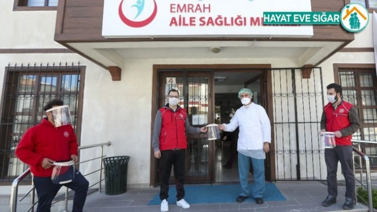 Gençlik Merkezlerinde 'koruyucu maske' üretimi devam ediyor