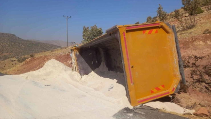 Gercüş'te hafriyat yüklü kamyon devrildi