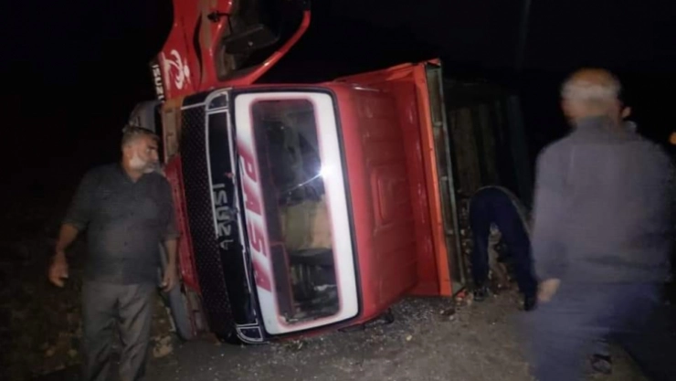 Gercüş'te odun yüklü kamyonet devrildi