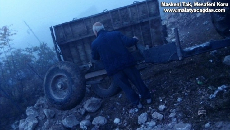 Gercüş'te toprak yüklü römork devrildi