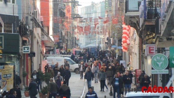 Giresun'da güneşli havayı gören, meydanlara akın etti